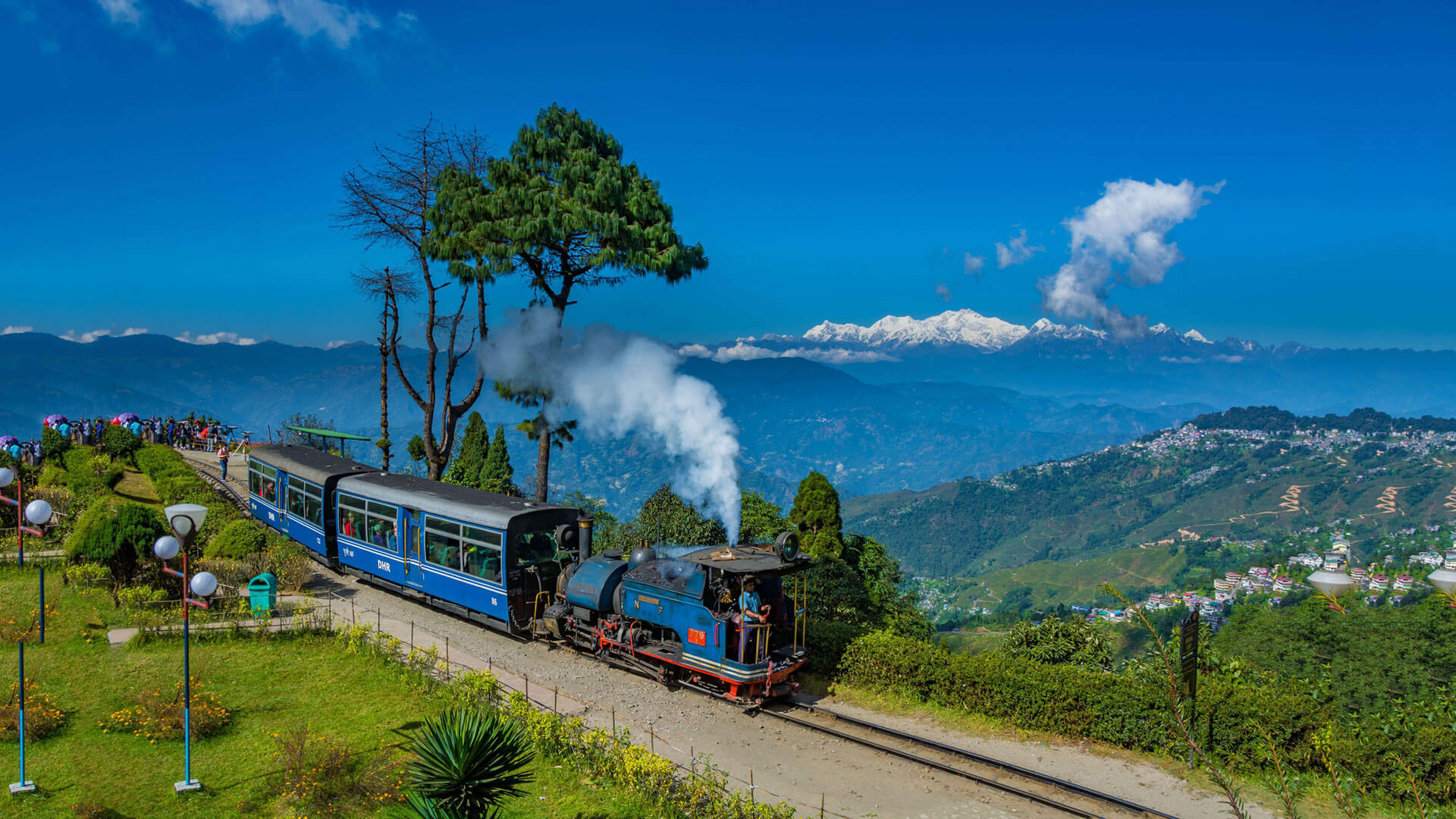 Darjeeling - Tea gardens and mountain views